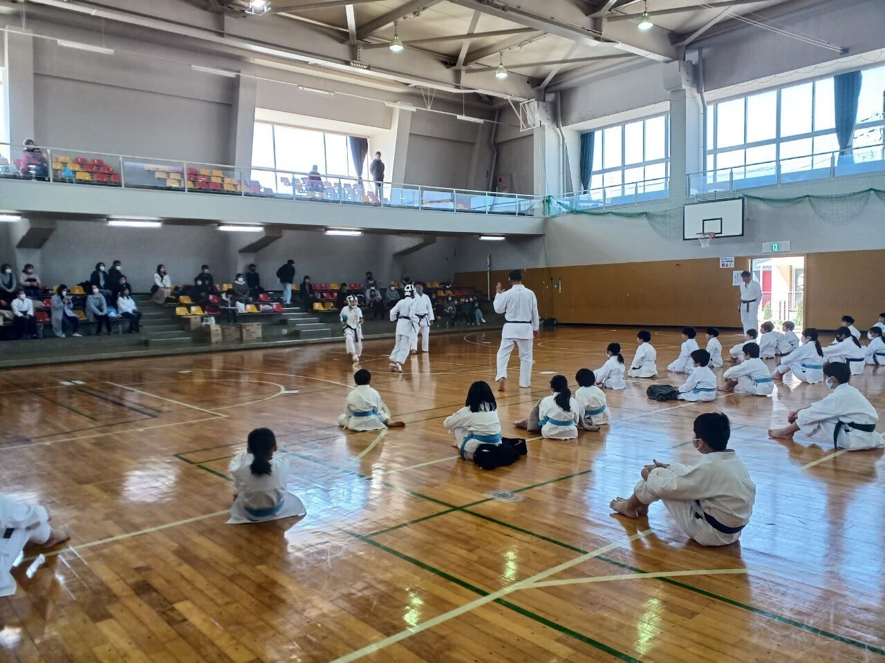 防具をつけて組手の練習をする子どもたち