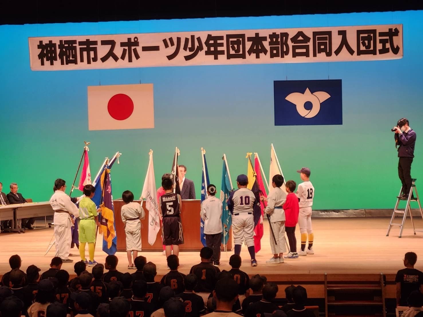 表彰状を持つ道場生たち